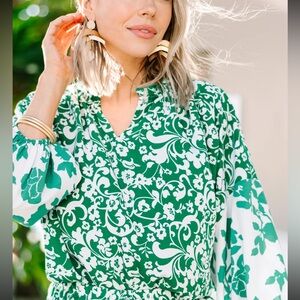 Entro Women’s Green & Wh Mix Floral Bodysuit Med EUC VNeck Flowy Ruffle Collar